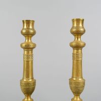 Paire de bougeoirs ou flambeaux en métal doré de style XIXe. (photo 2)