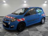 la photo d'une petite voiture bleue garée dans un garage