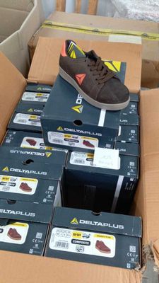 des cartons de chaussures sont empilés les uns sur les autres dans un carton