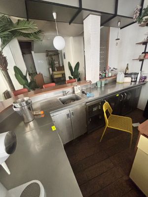 une image d'une cuisine avec un évier et un comptoir