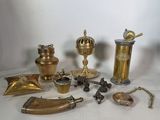 de nombreux objets en laiton posés sur une table