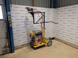 une petite machine qui se trouve dans le coin d'une pièce