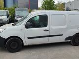 une camionnette blanche garée dans un parking à côté d'autres voitures