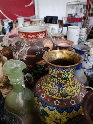 de nombreux vases posés sur une table
