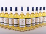 six bouteilles de vin blanc alignées