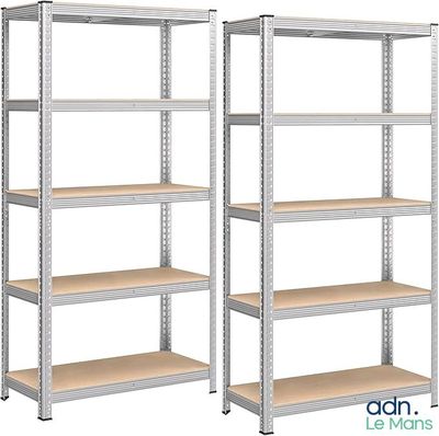 une paire de rayonnages métalliques avec des étagères en bois de chaque côté