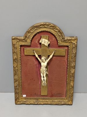 Tableau crucifix avec Christ et titulus en ivoire sculpté. T…
