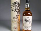 une bouteille de whisky « Game of Thrones » à côté d'un carton