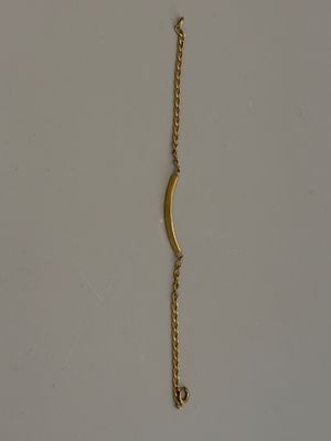 un collier en or auquel est suspendue, sur le côté, une breloque en forme de croissant