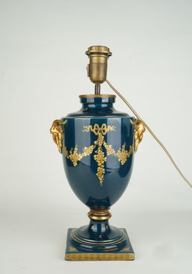 un vase bleu orné d'une décoration dorée