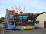 un bateau pirate gonflable géant dans un parking