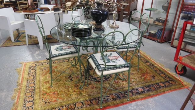 Ensemble table plateau rond en verre, structure en fer forgé pein...