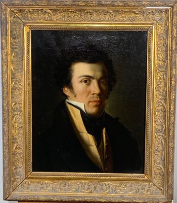 portrait d'un homme vêtu d'un manteau noir orné d'une bordure dorée