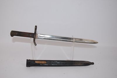 un couteau posé à côté d'un autre couteau sur une table