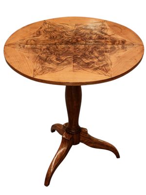 gros plan d'une table avec un plateau en bois sur fond blanc