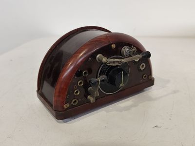 une petite horloge en bois posée sur une table, sur fond blanc
