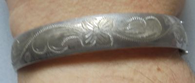 un gros plan d'un bracelet en argent au poignet d'une personne