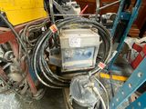 une machine posée sur le sol d'une pièce