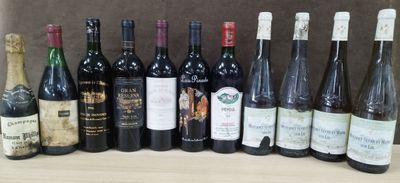 des bouteilles de vin sont alignées sur une table devant un mur
