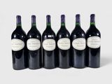 six bouteilles de vin sont alignées dans une rangée