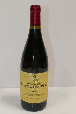 une bouteille de vin posée sur une table