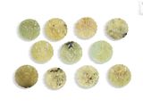 plusieurs morceaux de jade vert et jaune sur un fond blanc