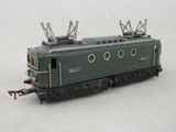 un wagon vert sur les rails, sur un fond blanc