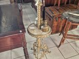 une table surmontée d'une lampe dans une pièce