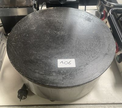 une image représentant une grande poêle posée sur une cuisinière