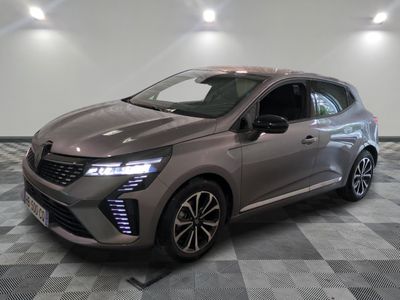 une voiture grise garée sur le sol en damier d'un garage