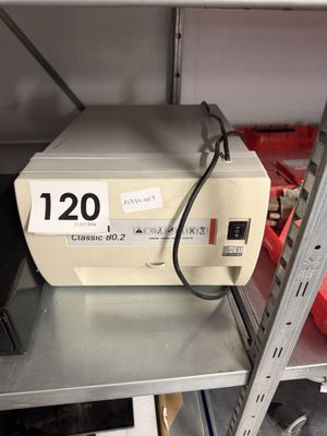 une machine qui se trouve sur une étagère dans une pièce