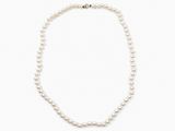 un collier de perles blanches avec un fermoir en argent sur fond blanc