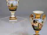 deux vases posés sur une table transparente