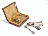 un service d'argenterie dans un coffret en bois contenant des cuillères