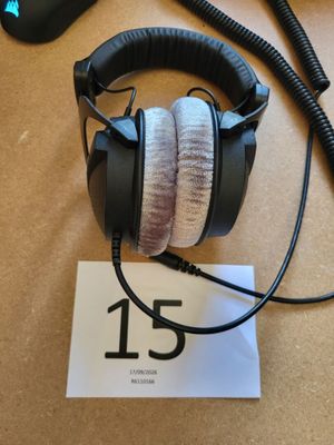 un casque posé sur une table à côté d'une souris