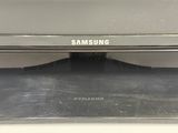 un four grille-pain Samsung posé sur un plan de travail
