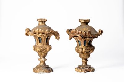 deux vases en or posés l'un à côté de l'autre sur une surface blanche