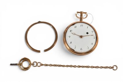 une montre de poche en or et une chaîne posées sur une surface blanche