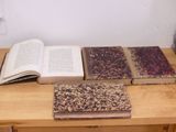 trois livres posés sur une table l'un à côté de l'autre