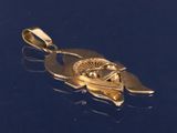 un pendentif en or orné d'un œil, sur un fond bleu