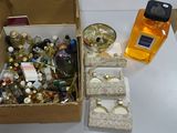 une boîte remplie de parfums et d'autres objets posée sur une table