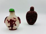deux petits vases posés l'un à côté de l'autre sur une surface blanche