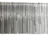 un gros plan sur une pile de livres posés sur une surface blanche
