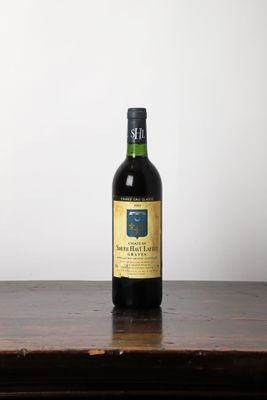 une bouteille de vin posée sur une table