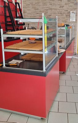 une vitrine contenant toute une gamme de pâtisseries