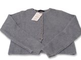 Le pull est gris et comporte des boutons sur le devant.