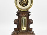 une horloge posée sur un support en bois