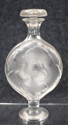 un vase en verre transparent contenant une fleur