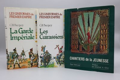 trois livres, regroupés sous une même couverture, sont posés sur une surface blanche