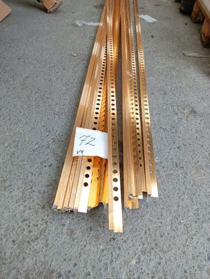 beaucoup de planches de bois qui traînent par terre